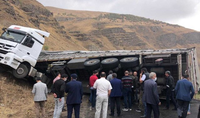 Kayganlaşan yolda kaza yapan tır devrildi