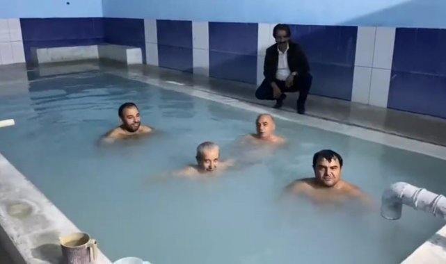 Kaymakam, havuza girip vatandaşları kaplıcalara davet etti