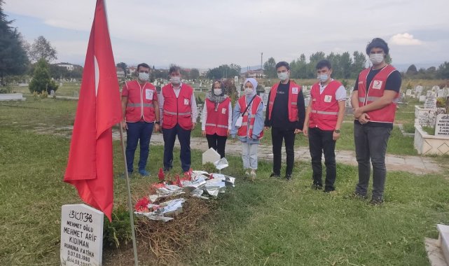 Kızılay şehidi mezarı başında anıldı