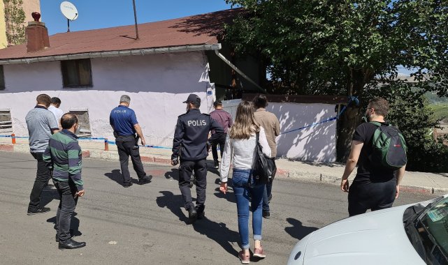 Komşusu kedilerin miyavlamasıyla şüphelendi, evde ölü bulundu