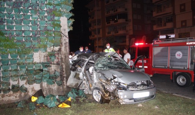 Kontrolden çıkan otomobil köprü ayağına ok gibi saplandı: 1 ölü, 3 yaralı