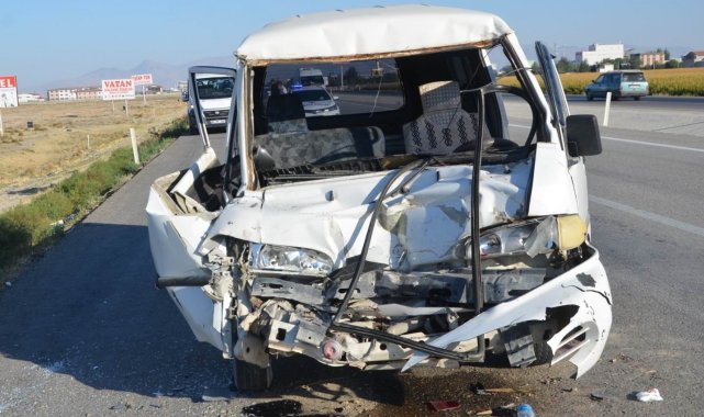 Konya'da minibüs tıra çarptı: 1 yaralı