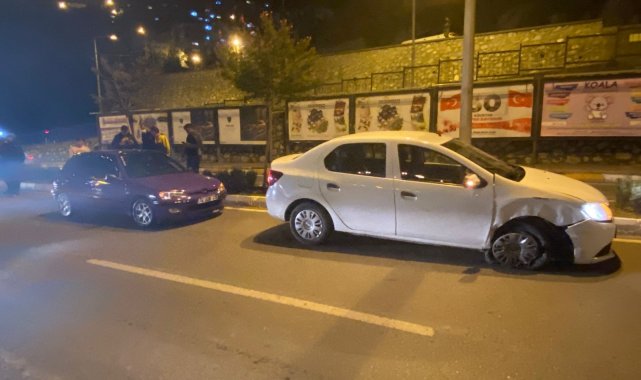 Köpeğe çarpmamak için otomobile çarptı: 2 yaralı
