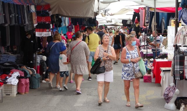 Manavgat'ta yağan yağmur esnafa yaradı, turistler pazara akın etti