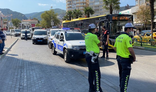 Market çalışanlarına bıçak çeken hırsızlık zanlıları, müdahale eden polisi yaraladı