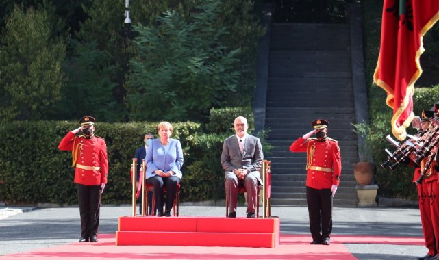 Merkel, Arnavutluk'taki resmi törene oturarak katıldı