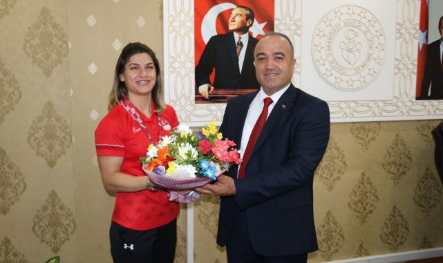 Milli sporcu Çelik Ağrı'da çiçeklerle karşılandı
