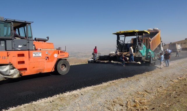 Muş'ta 2 bin 850 rakımdaki köy yolları sıcak asfaltla kaplandı