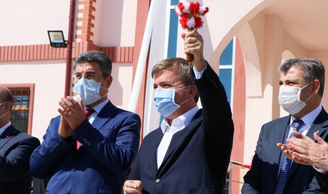 Okula başlayan minik öğrencilerden "Aşı olun" çağrısı