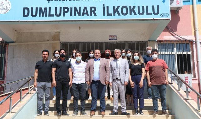 Okulun ilk gününde öğrencileri yalnız bırakmadı
