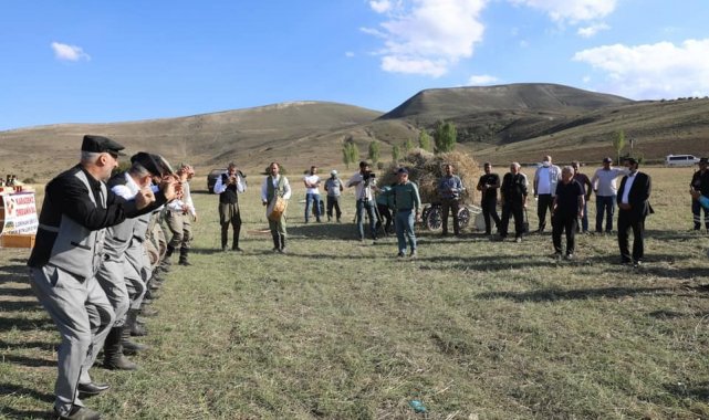 Ordu Büyükşehir Belediye Başkanı Güler, Bayburt'ta tırpan sallayıp, halaya katıldı
