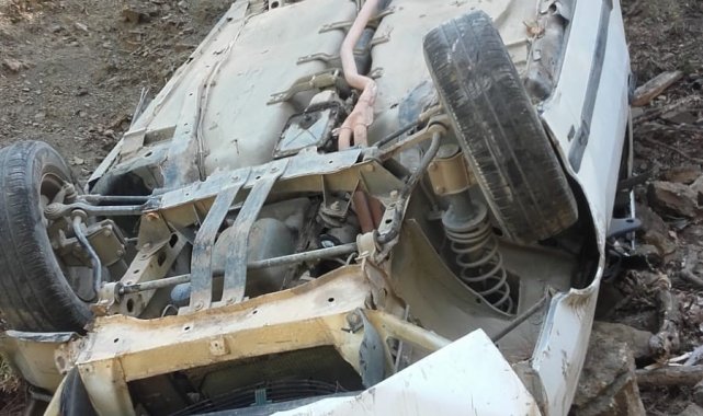Otomobil 200 metrelik uçurumdan yuvarlandı: 2 yaralı