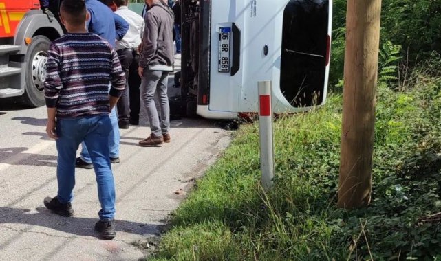 Otomobil ile çarpışan midibüs devrildi: 1 yaralı