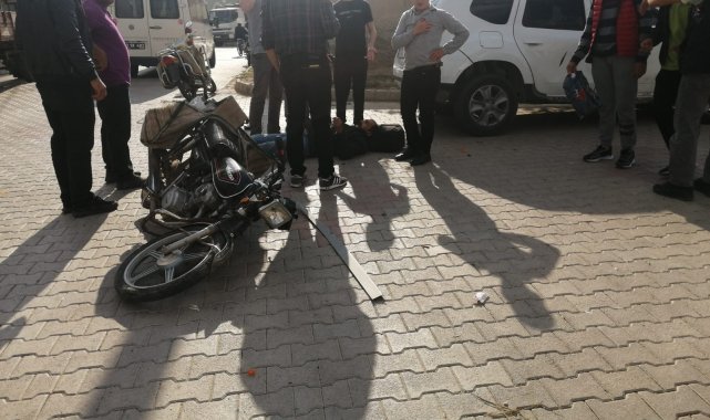 Otomobil ile motosikletin çarpıştığı kazada baba ve oğlu yaralandı