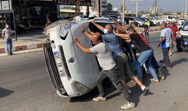Park halindeki araca çarpan otomobil devrildi, vatandaşlar düzeltti