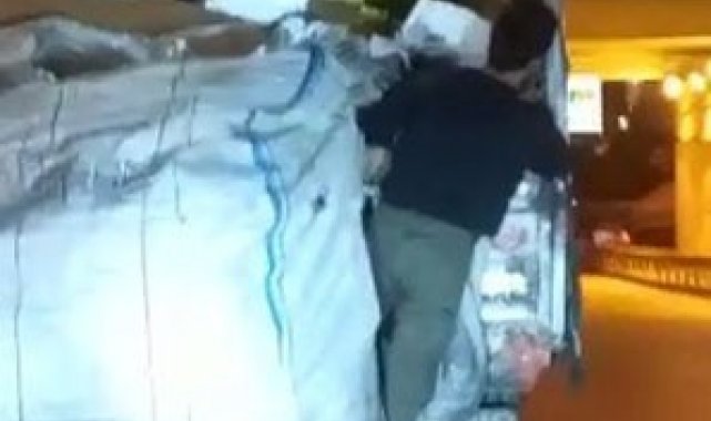 Pendik'te kamyonete asılan vatandaşın tehlikeli yolculuğu kamerada