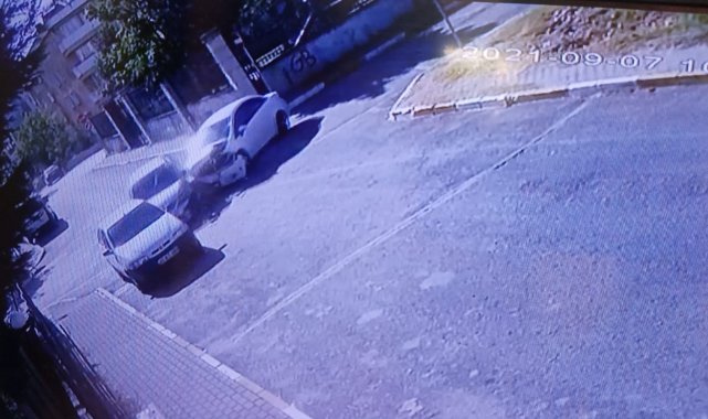 Pendik'te otomobillerin dört yol ağzında çarpıştığı anlar kamerada