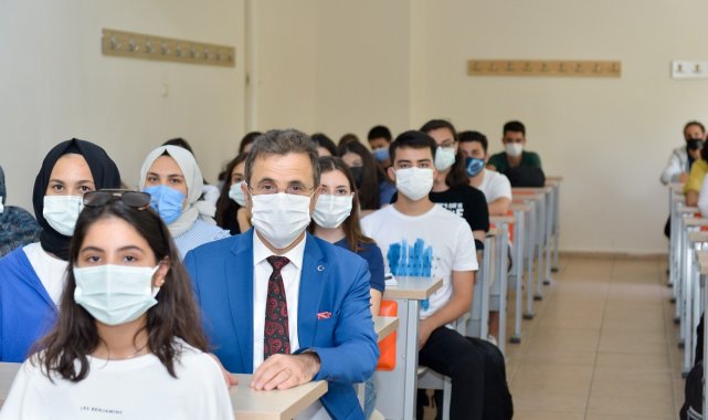 Rektör Çiçek Diş Hekimliği Fakültesi'nde ilk derse katıldı