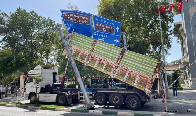Seyir halindeki kamyon kasası açılınca yol levhasına takıldı