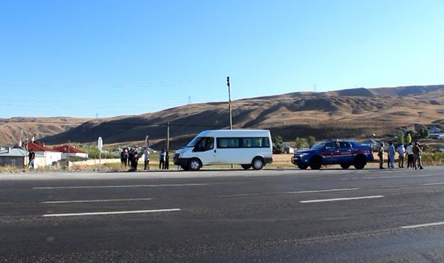 Seyir halindeki minibüsten düşen 2 kişi yaralandı