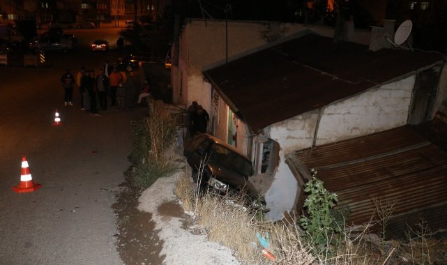 Sivas'ta araç evin bahçesine uçtu: 3 yaralı