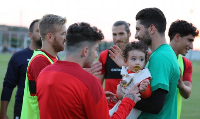 Sivasspor'un kalecisi Muammer'e sürpriz doğum günü kutlaması