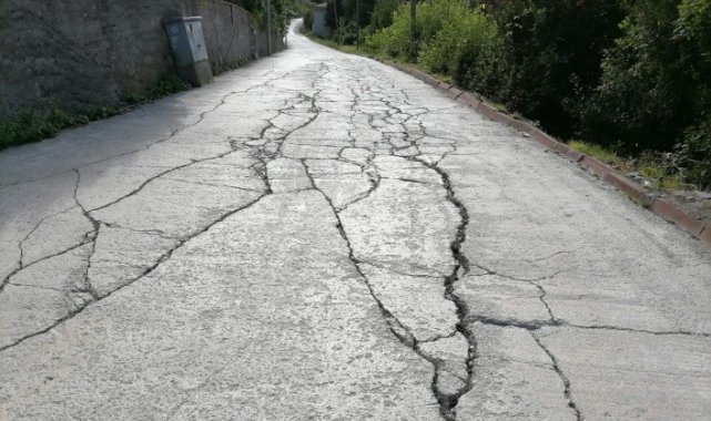 Su ve yol sorunu çözülmeyen mahalleli, belediyeye tepki gösterdi