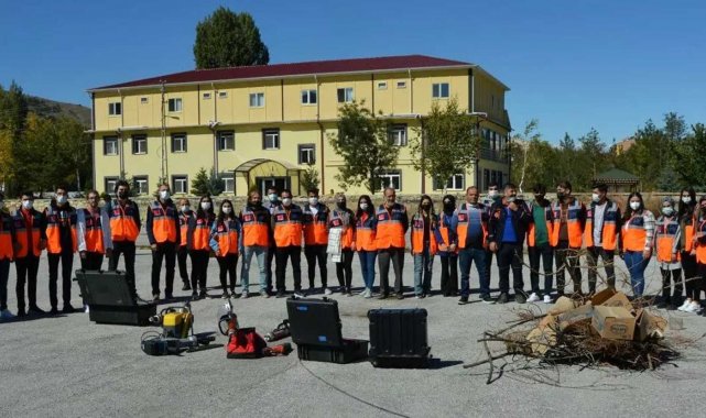 Temel afet eğitimlerini tamamlayan gönüllülere ilk yardım, yangın ve hafif arama kurtarma eğitimleri verildi