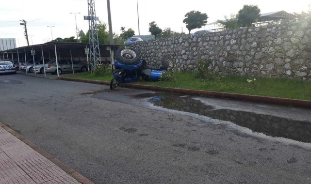 Traktör polis merkezinin önüne devrildi: 1 yaralı