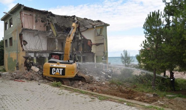 Türkeli'de eski halk eğitim binasının yıkımına başlandı