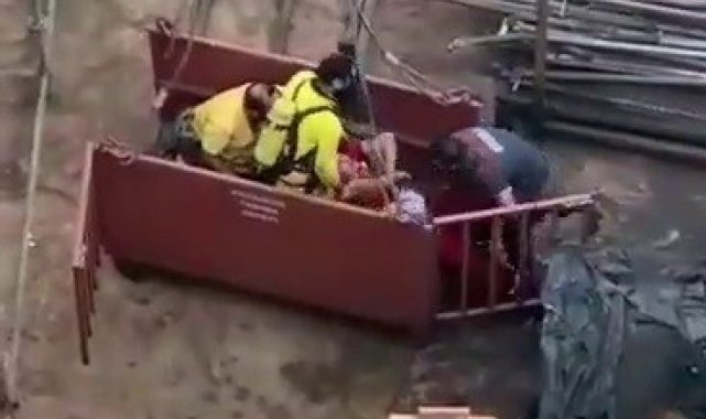 Tuzla'da zehirlenen işçilere yardım eden işçiye elektrik çarptığı anlar kamerada