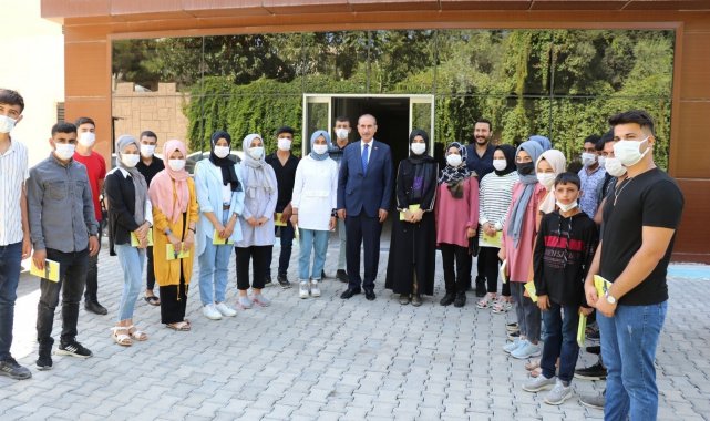 Üniversiteyi kazanan öğrencilere kitap hediyesi