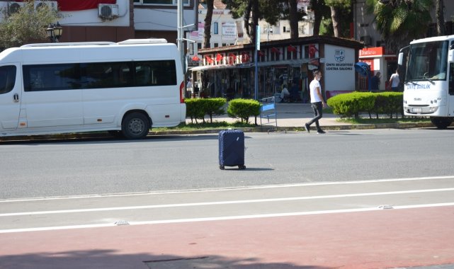 Yol ortasındaki bavul polisi harekete geçirdi