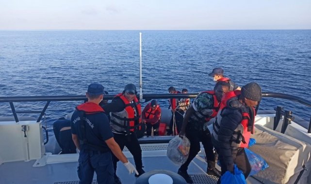 Yunan askerinin Türk karasularına ittiği 16 göçmen kurtarıldı