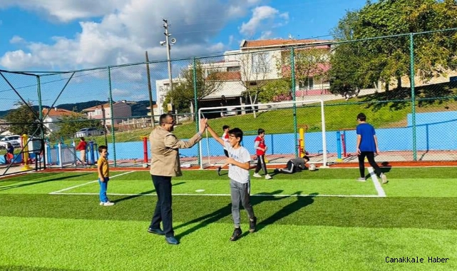 Başkan Öz, yeni halı sahada çocuklarla maç yaptı
