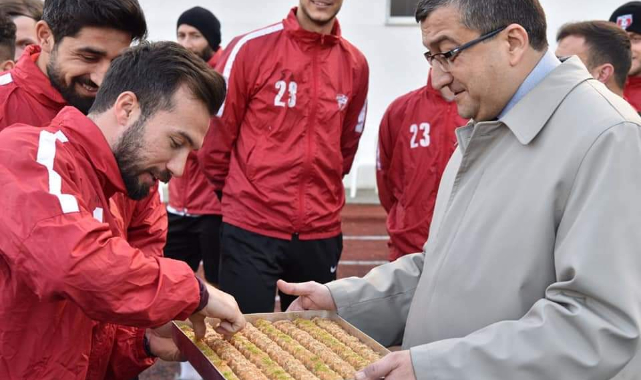 Başkan Öz’den baklava ikramı