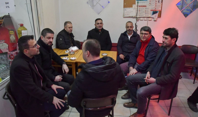 Esnaflarla birlikte çay içti