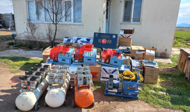 Kaçak sigara üretilen eve operasyon
