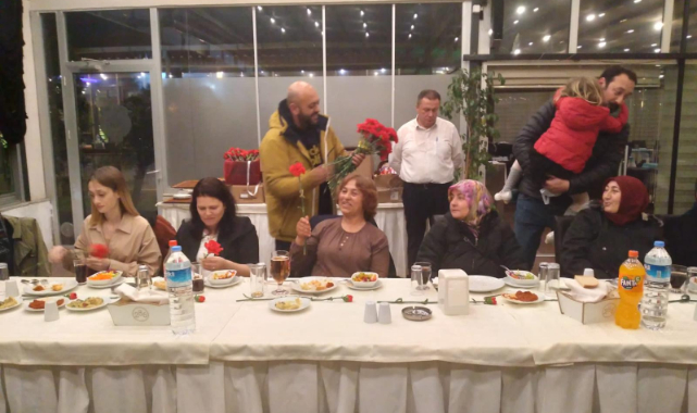 Kadın çalışanlara karanfilli kutlama