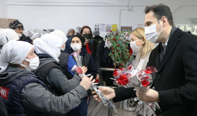 Kadın emekçilere karanfil dağıtıldı