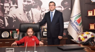 Başkan Öz öğrencileri makamında misafir etti