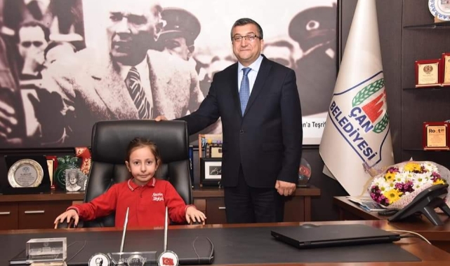 Başkan Öz öğrencileri makamında misafir etti