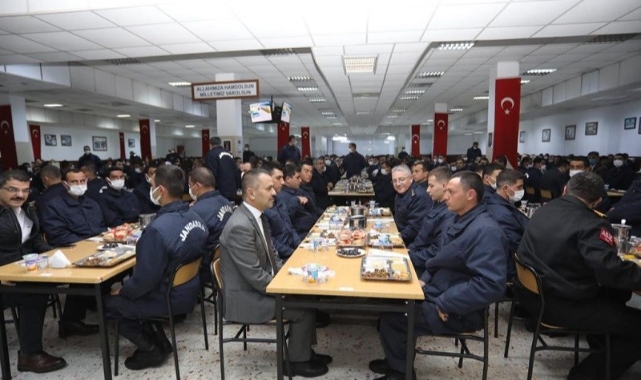 Jandarma erlerle iftar yaptı