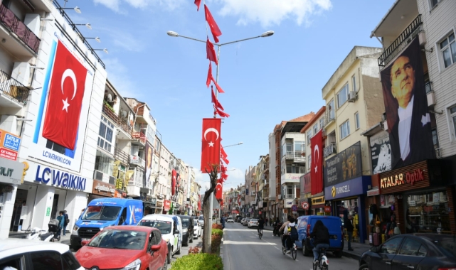 Kent sokakları bayraklarla donatıldı