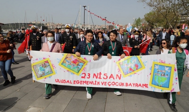 Kutlamalar kortej yürüyüşüyle başladı