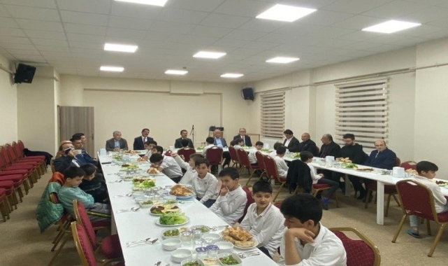 Öğrencilerle iftar sofrasında buluştu