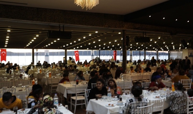 Roman vatandaşlarla iftar yemeğinde buluştu