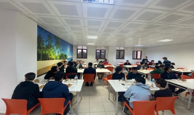 Vali Aktaş gençlerle iftarda