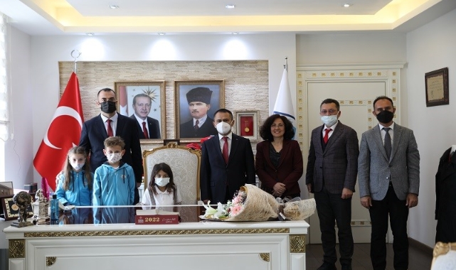 Vali Aktaş makamını öğrenciye emanet etti