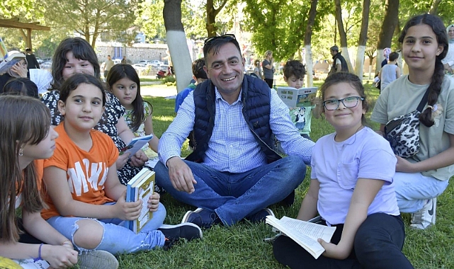 Başkan Erdoğan miniklerle kitap okudu